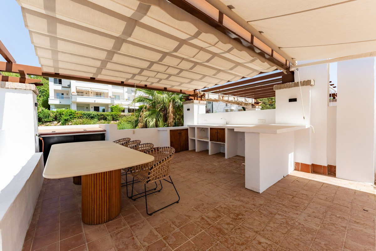 2 Bedroom Penthouse in Benahavís - Photo 34