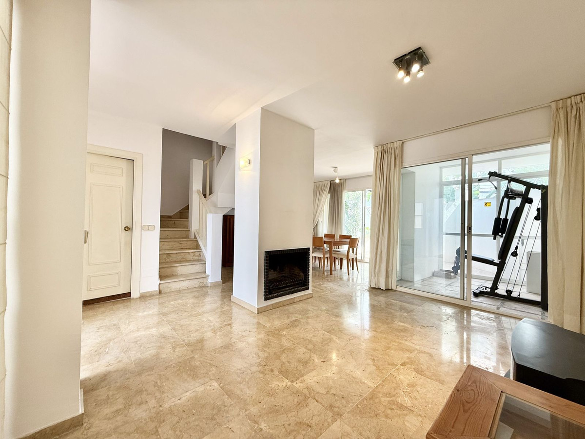 3 Bedroom Townhouse in Marbella - Photo 2