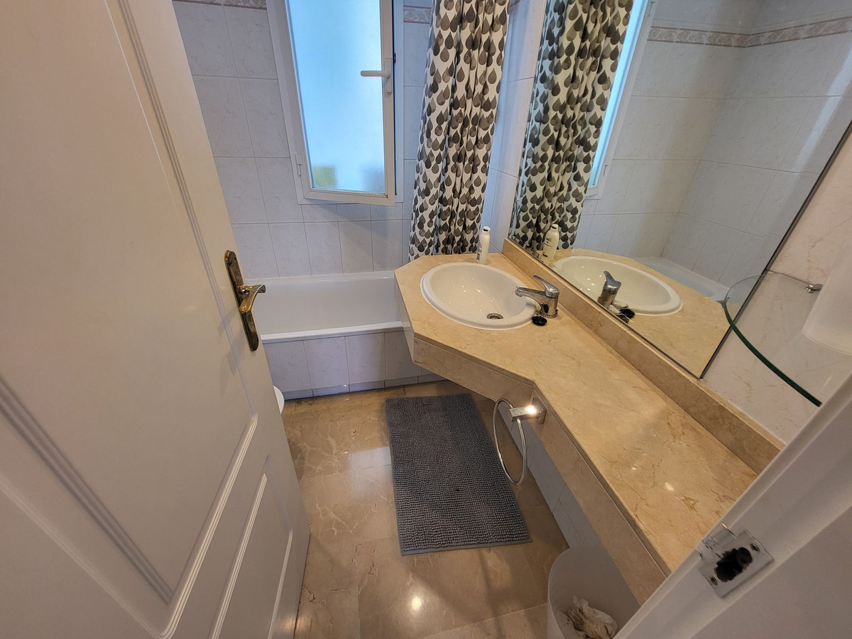Piso de 4 dormitorios con piscina en Málaga – Foto 20
