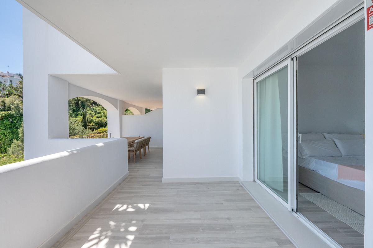 3 Bedroom Apartment in Benahavís - Photo 30