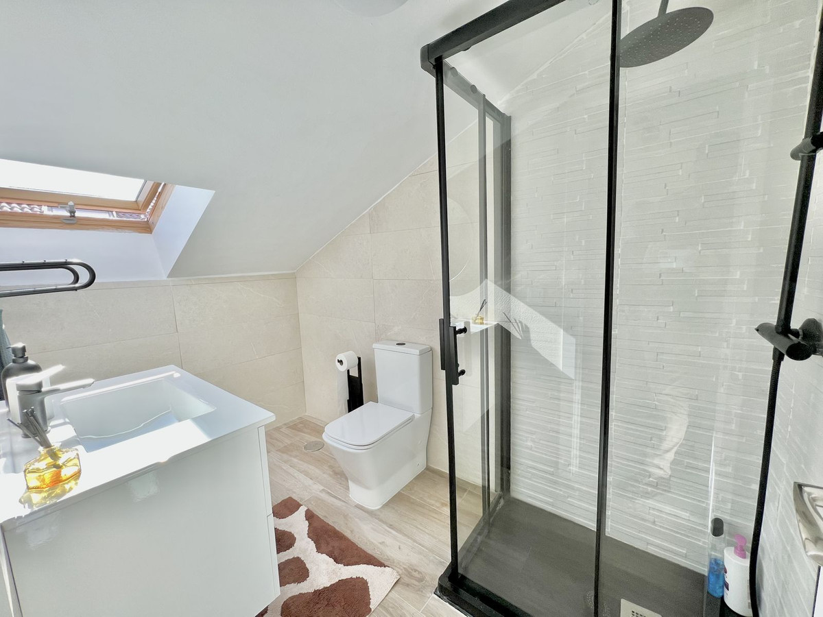 15 Bedroom Apartment in Málaga - Photo 26