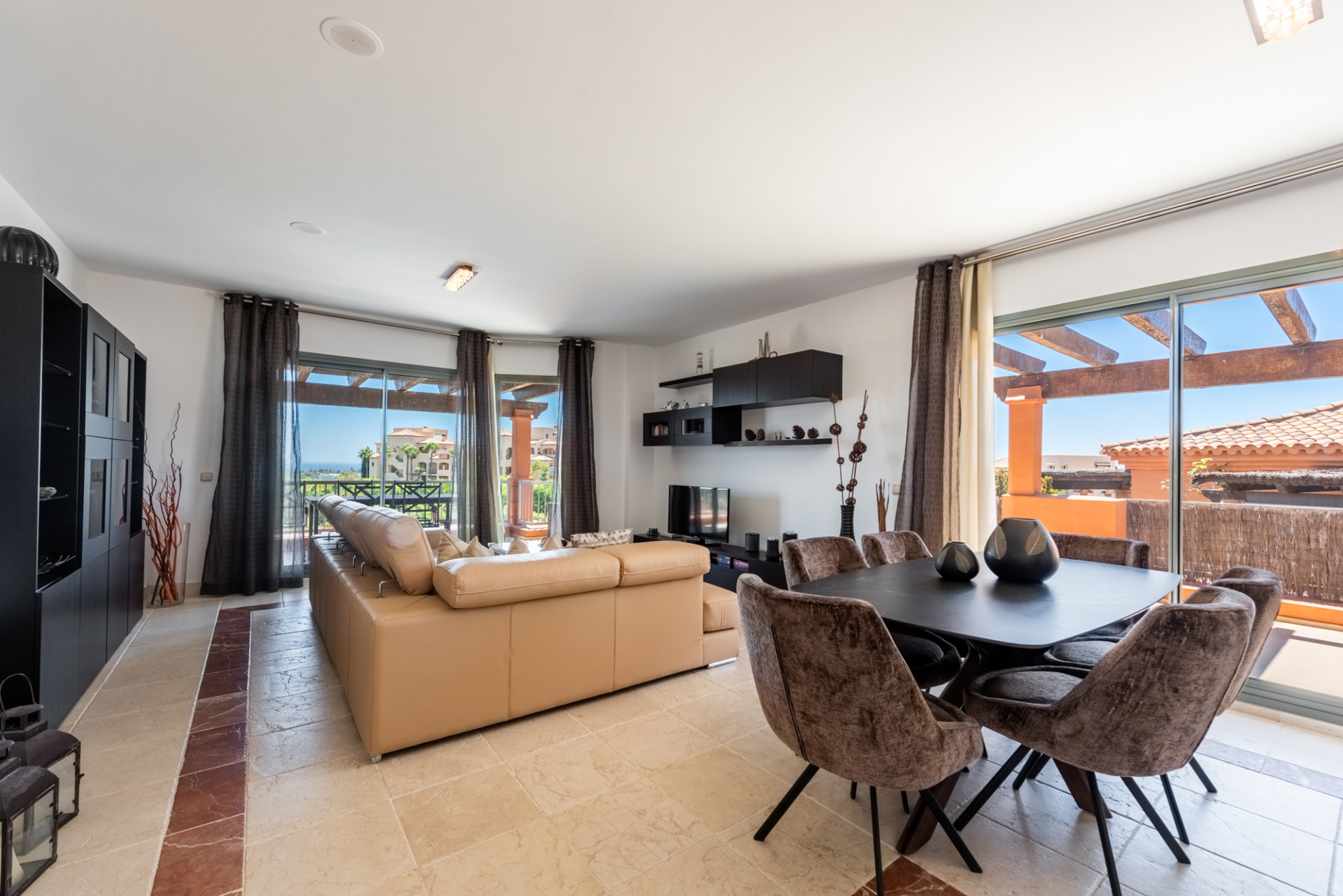 3 Bedroom Penthouse in Estepona - Photo 5