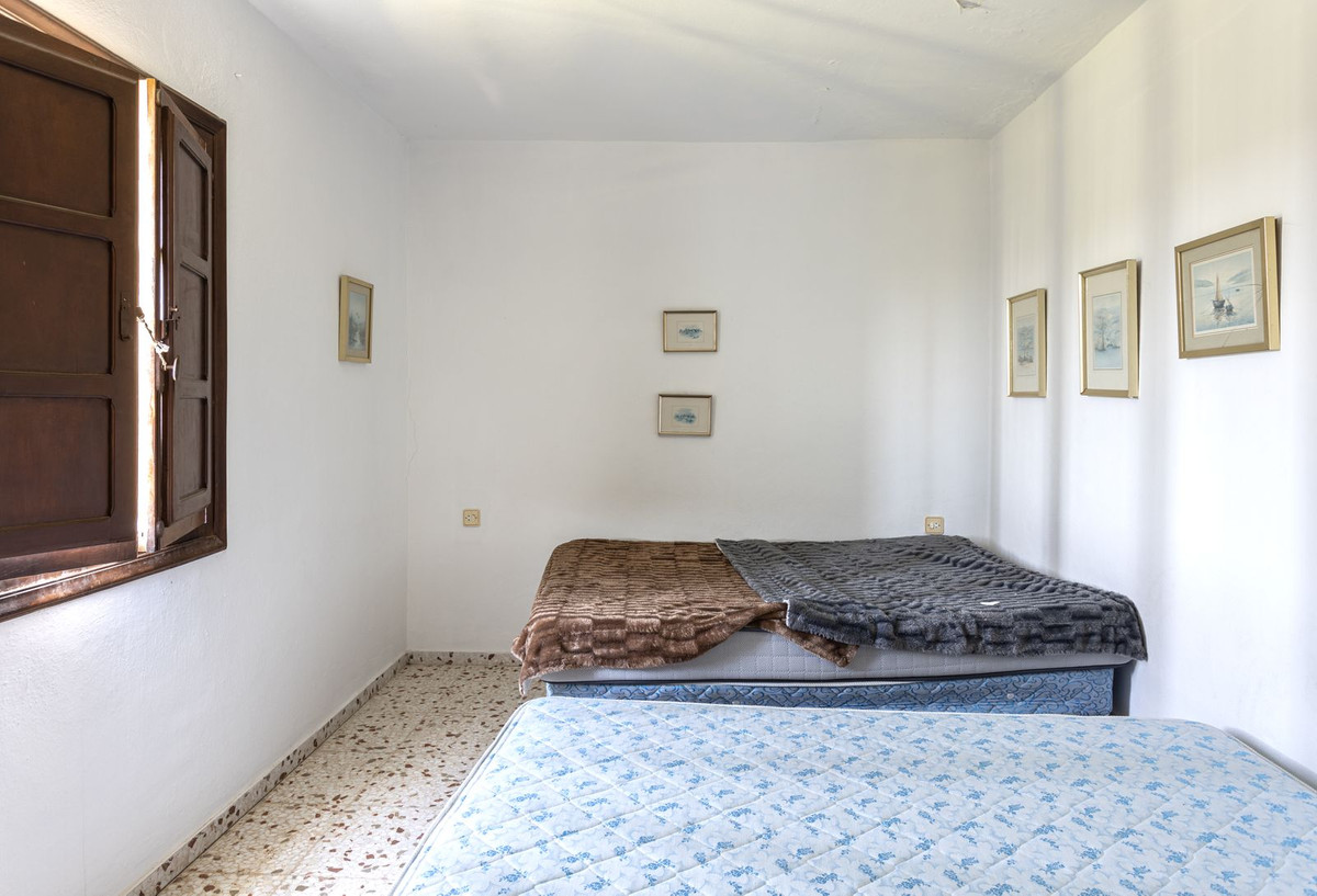 30,000 m² Plot in Estepona - Photo 8