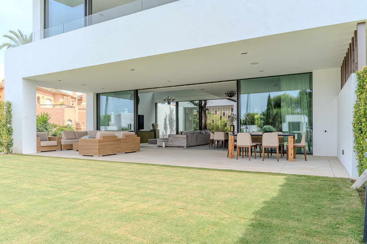 4 Bedroom Villa in Marbella - Photo 69
