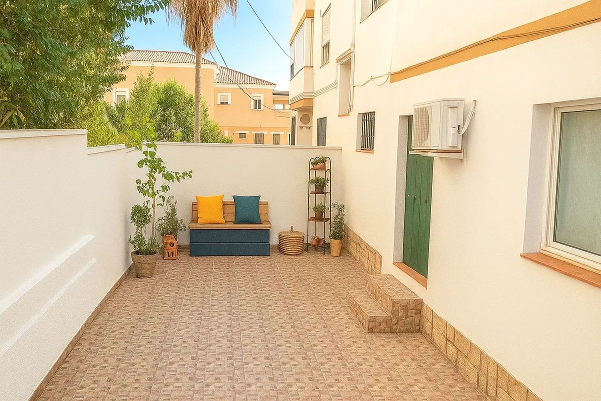 3 Bedroom Apartment in Benalmádena - Photo 2