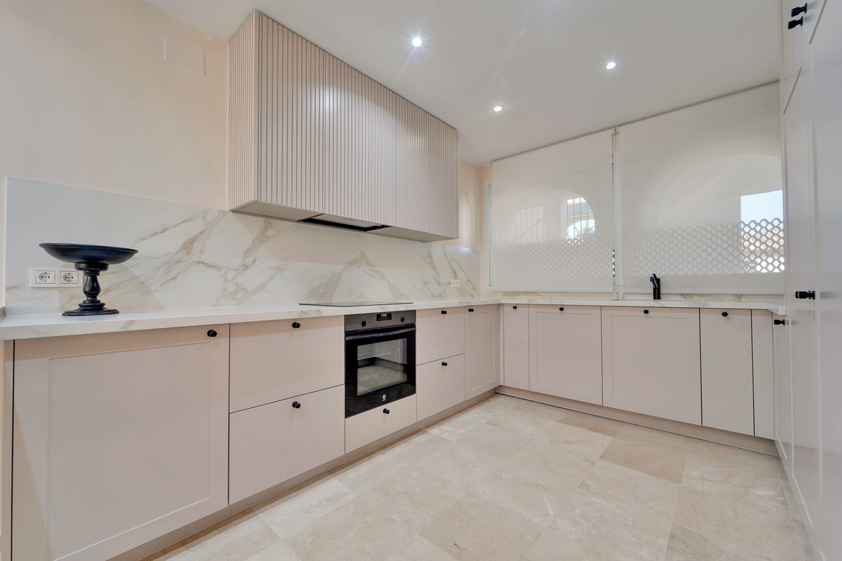 3 Bedroom Apartment in Estepona - Photo 6