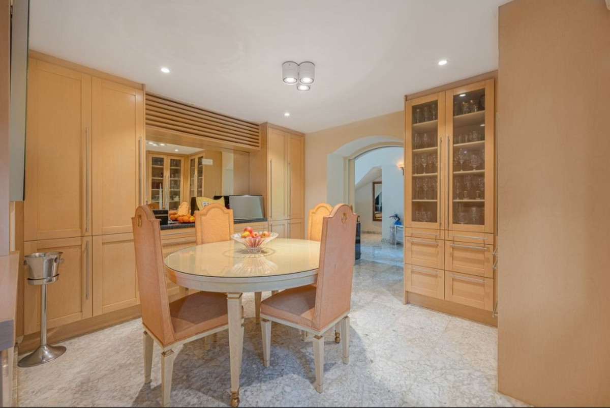 5 Bedroom Villa in Marbella - Photo 7