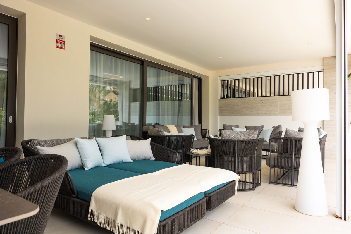 4 Bedroom Apartment in Marbella - Photo 27