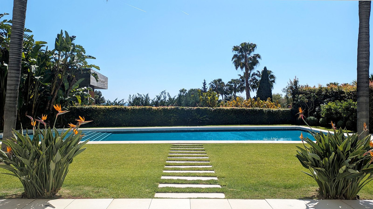 5 Bedroom Villa in Marbella - Photo 7