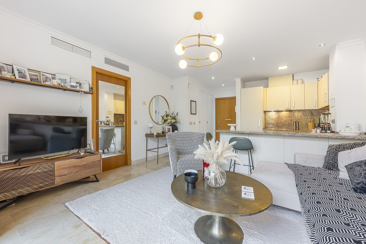 1 Bedroom Apartment in Estepona - Photo 17