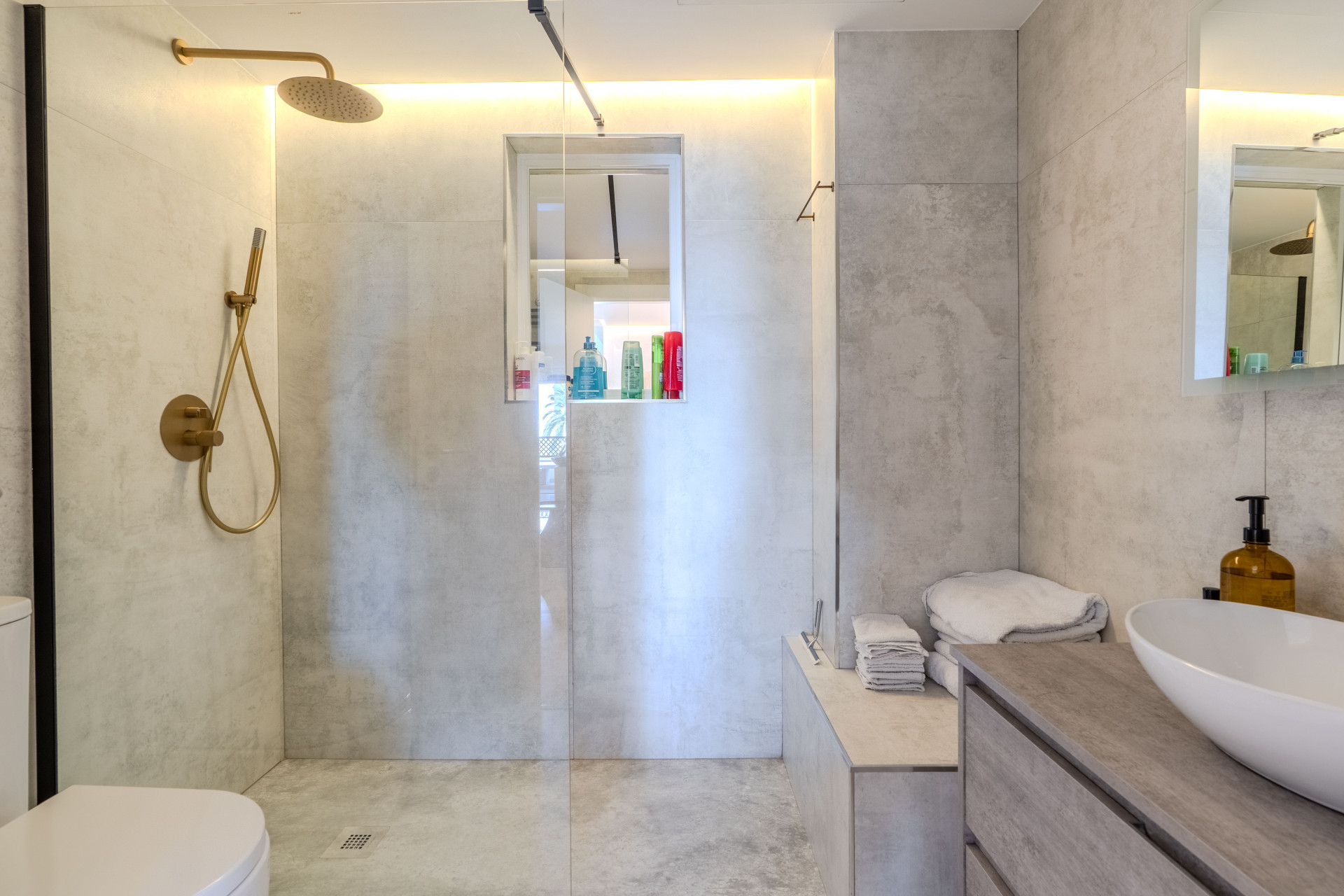 2 Bedroom Apartment in Marbella - Photo 10