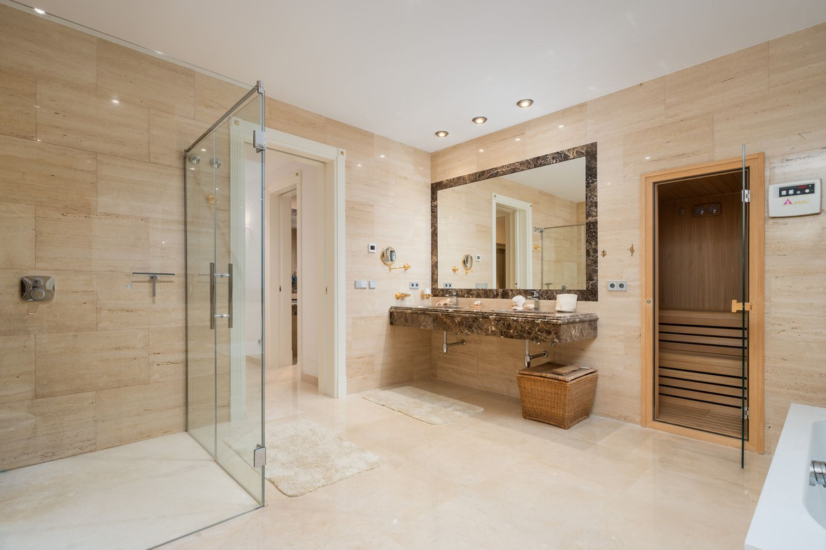 7 Bedroom Villa in San Pedro de Alcántara - Photo 20