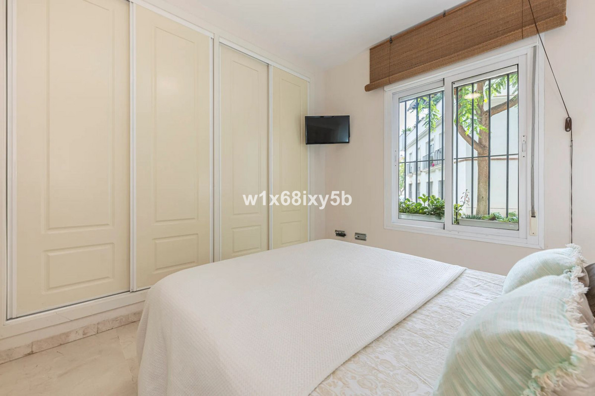 1 Bedroom Apartment in Estepona - Photo 17
