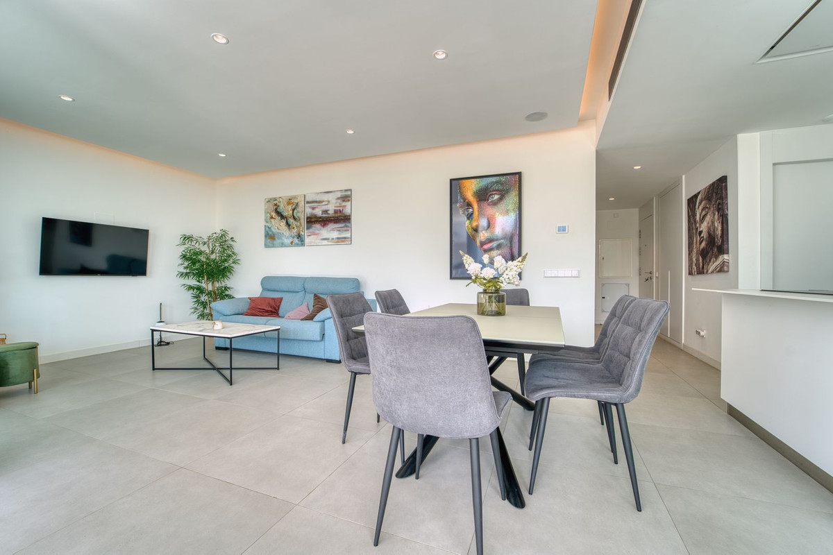 2 Bedroom Apartment in Benalmádena - Photo 8