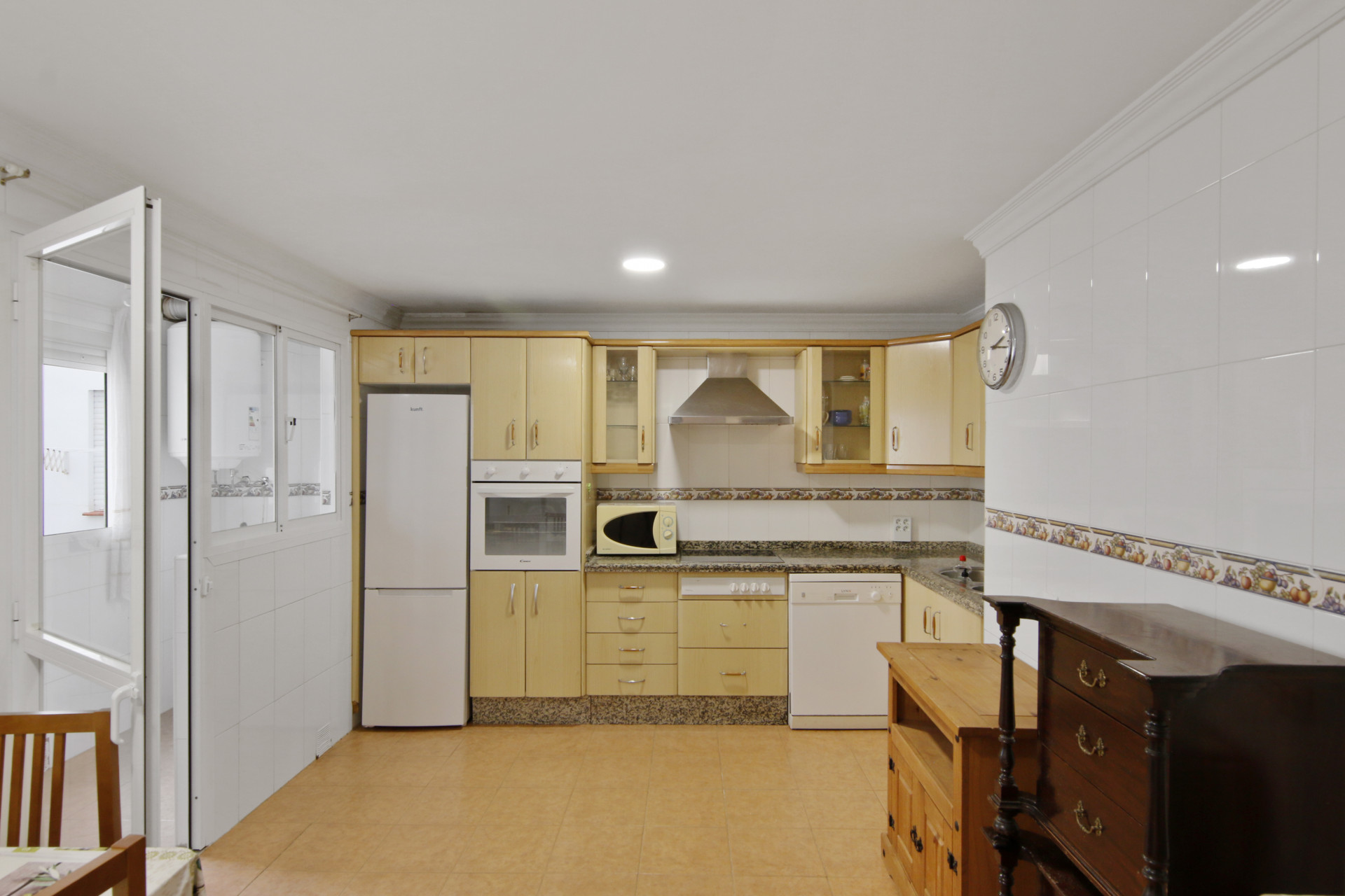 2 Bedroom Apartment in Estepona - Photo 3