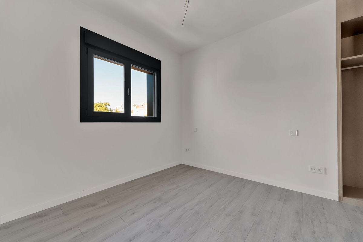 3 Bedroom Apartment in Estepona - Photo 9