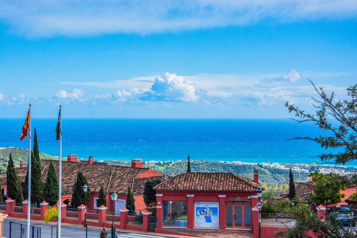 3 Bedroom Apartment in Marbella - Photo 3