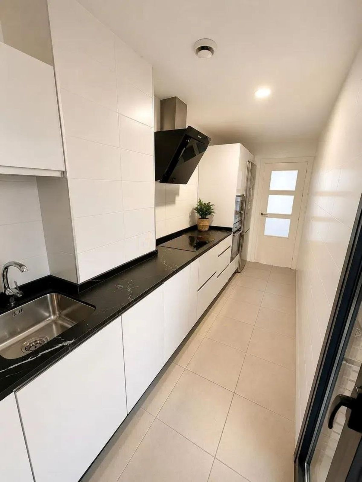 2 Bedroom Apartment in Torremolinos - Photo 12