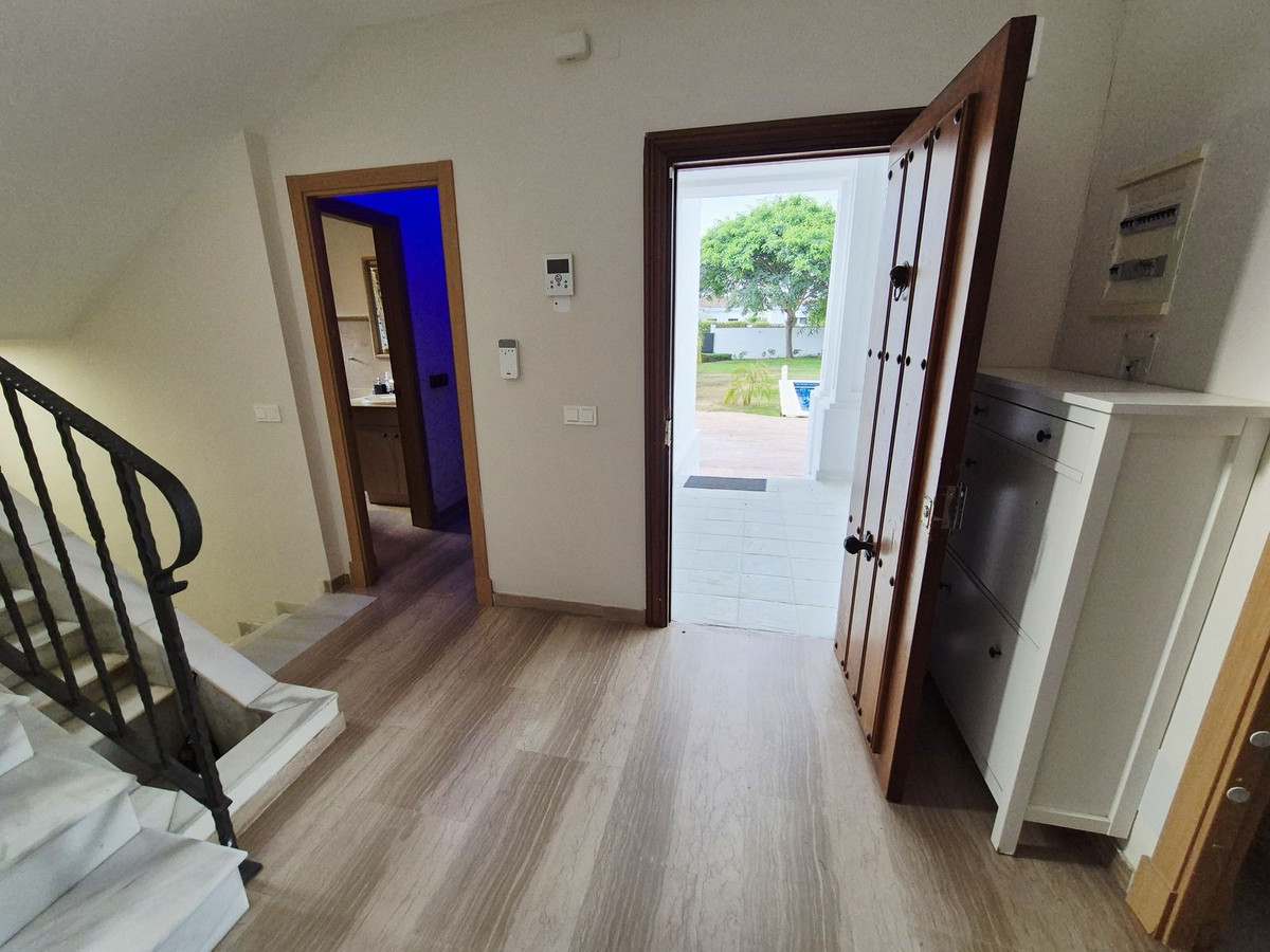 4 Bedroom Villa in San Pedro de Alcántara - Photo 6
