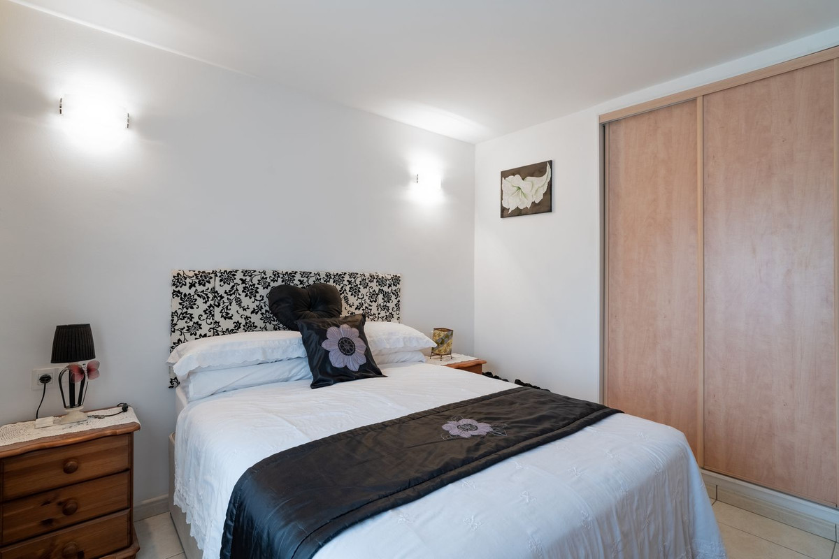 2 Bedroom Apartment in Benalmádena - Photo 12