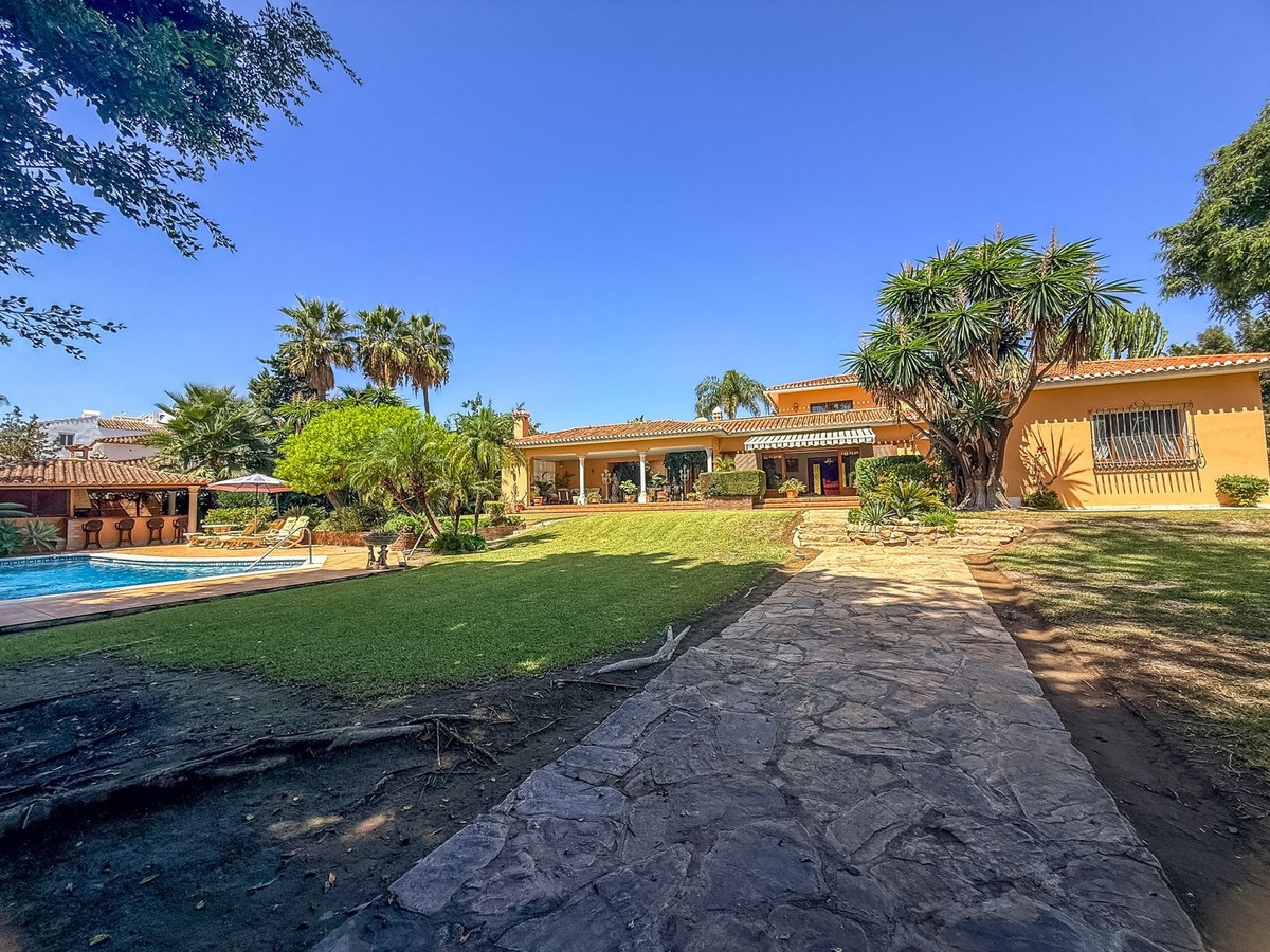6 Bedroom Villa in Estepona - Photo 2