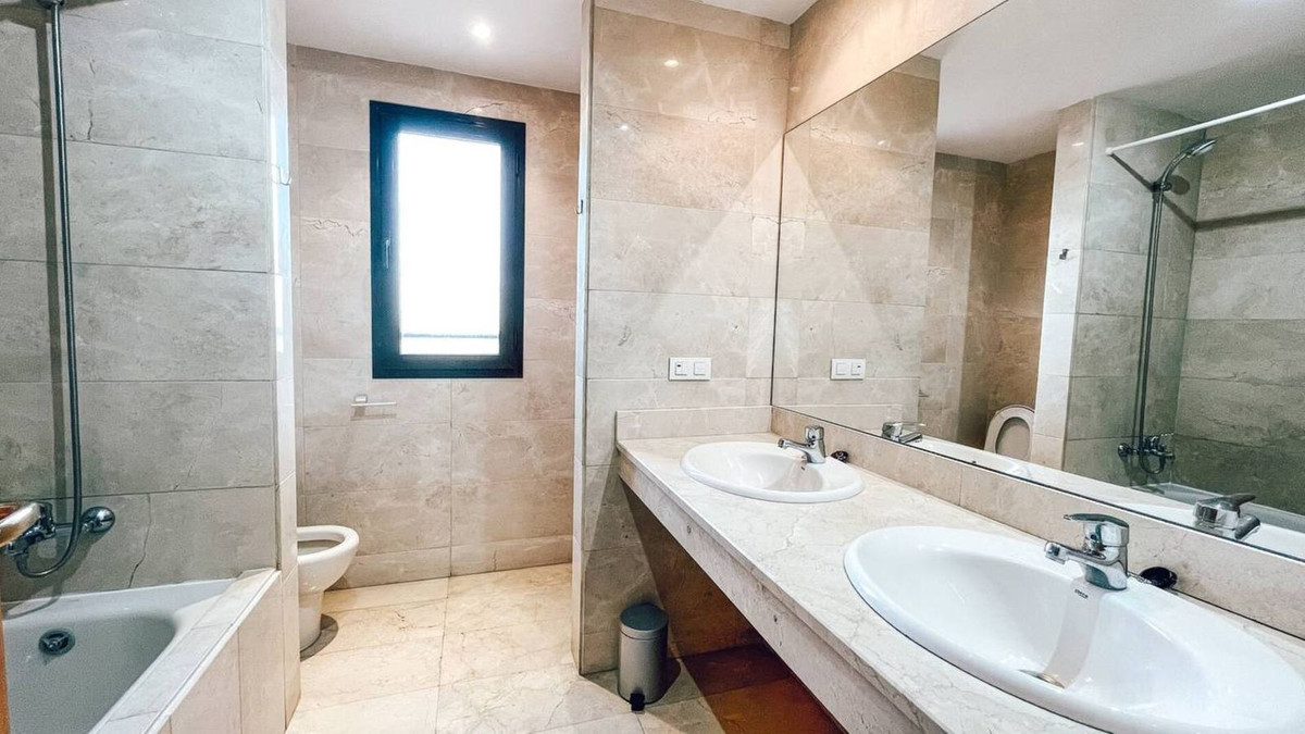 3 Bedroom Apartment in Estepona - Photo 9