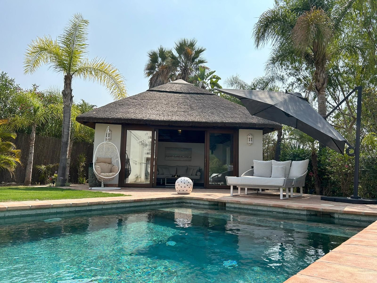 4 Bedroom Villa in Estepona - Photo 32