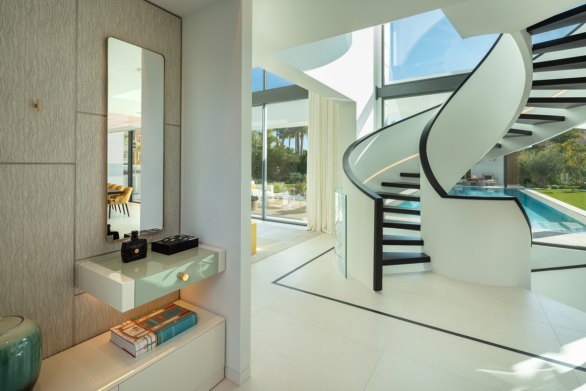 5 Bedroom Villa in Marbella - Photo 3
