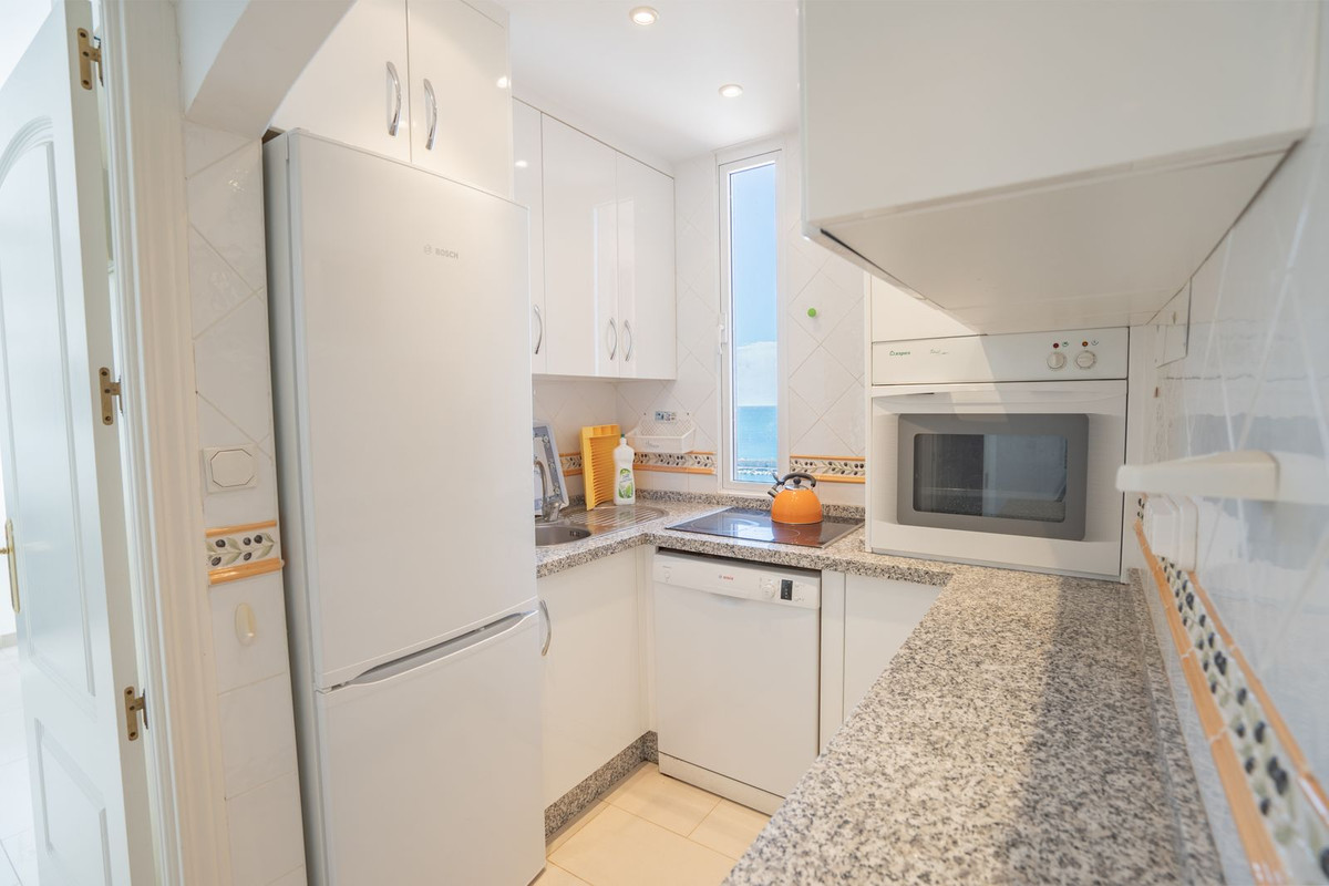2 Bedroom Apartment in Fuengirola - Photo 13
