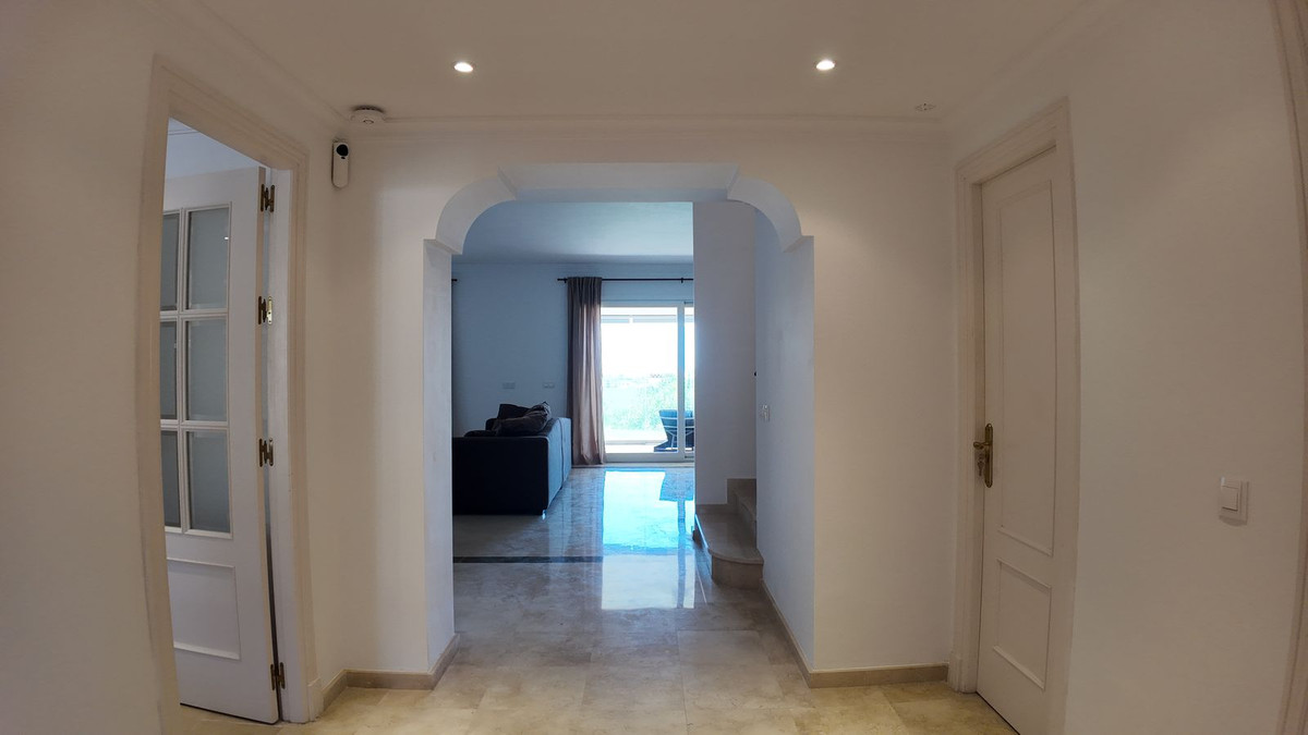 4 Bedroom Townhouse in Benahavís - Photo 32