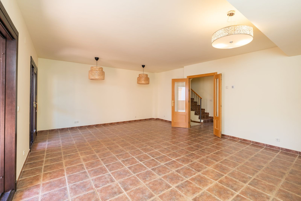 4 Bedroom Townhouse in Estepona - Photo 7