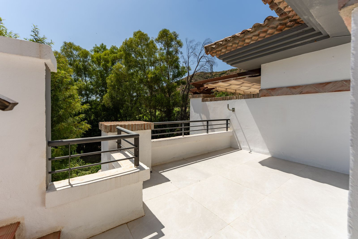 2 Bedroom Penthouse in Benahavís - Photo 27