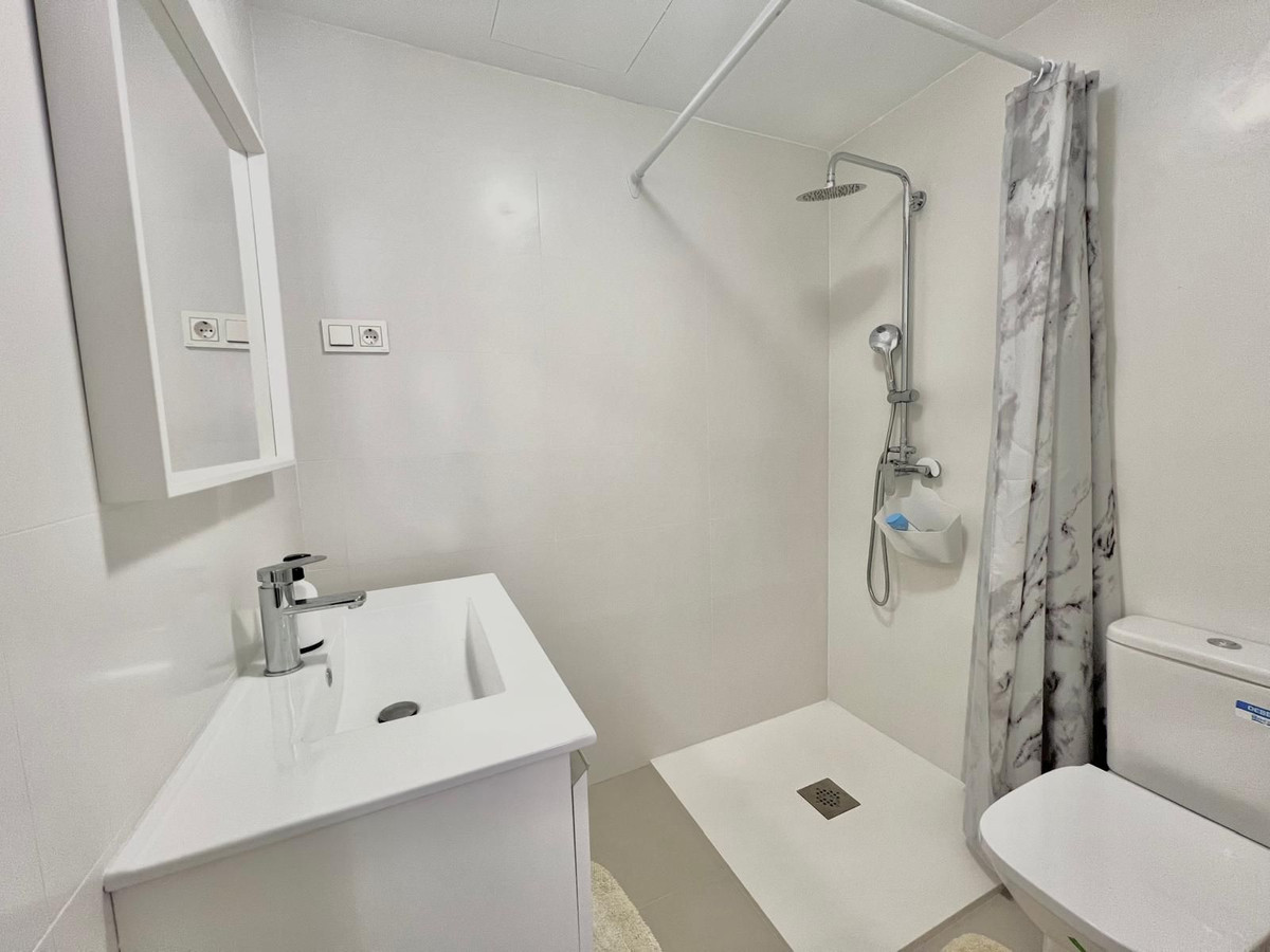 2 Bedroom Apartment in Fuengirola - Photo 6