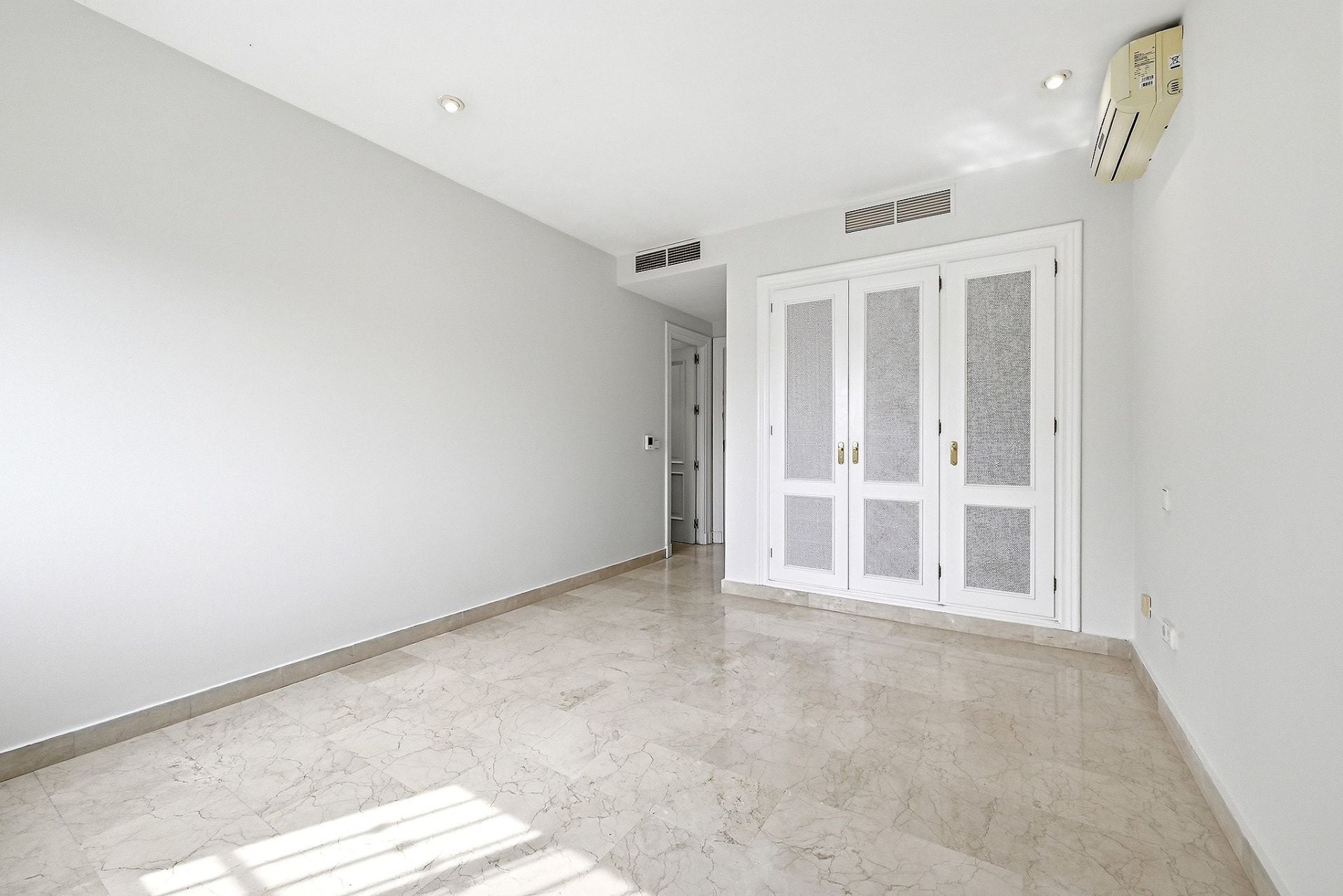 4 Bedroom Townhouse in Marbella - Photo 19