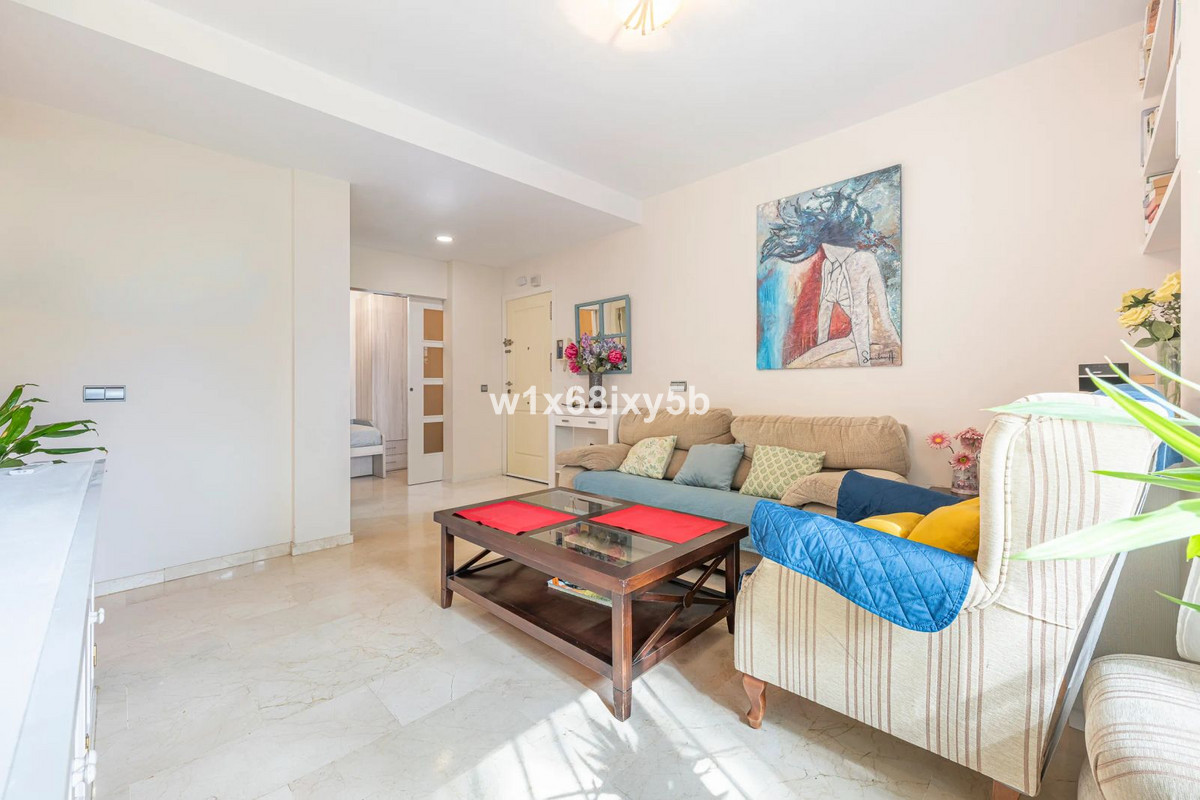 1 Bedroom Apartment in Estepona - Photo 9