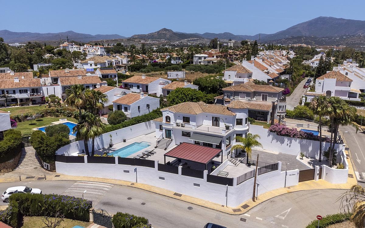 6 Bedroom Villa in Estepona - Photo 20