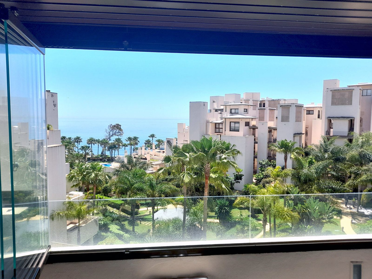 2 Bedroom Apartment in Estepona - Photo 2