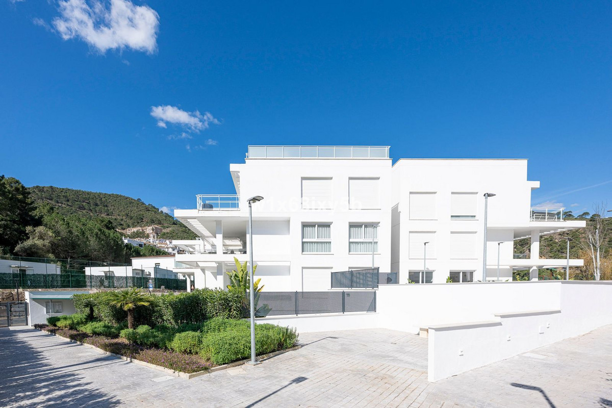 4 Bedroom Apartment in Benahavís - Photo 46
