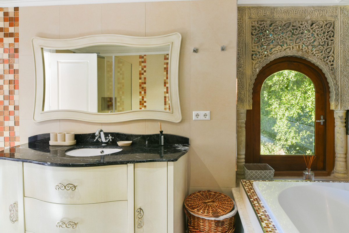 5 Bedroom Villa in Marbella - Photo 31