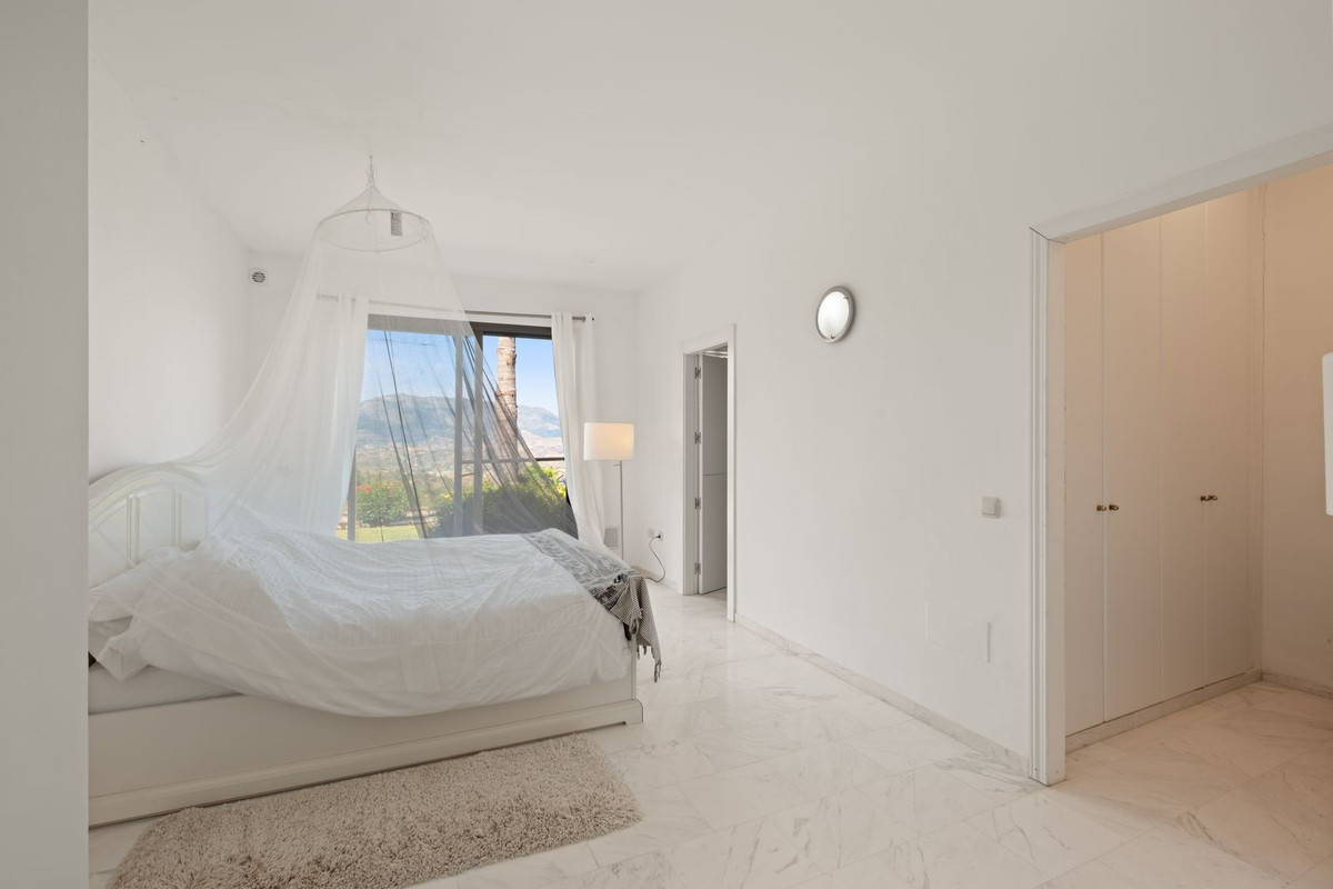 2 Bedroom Apartment in Marbella - Photo 8