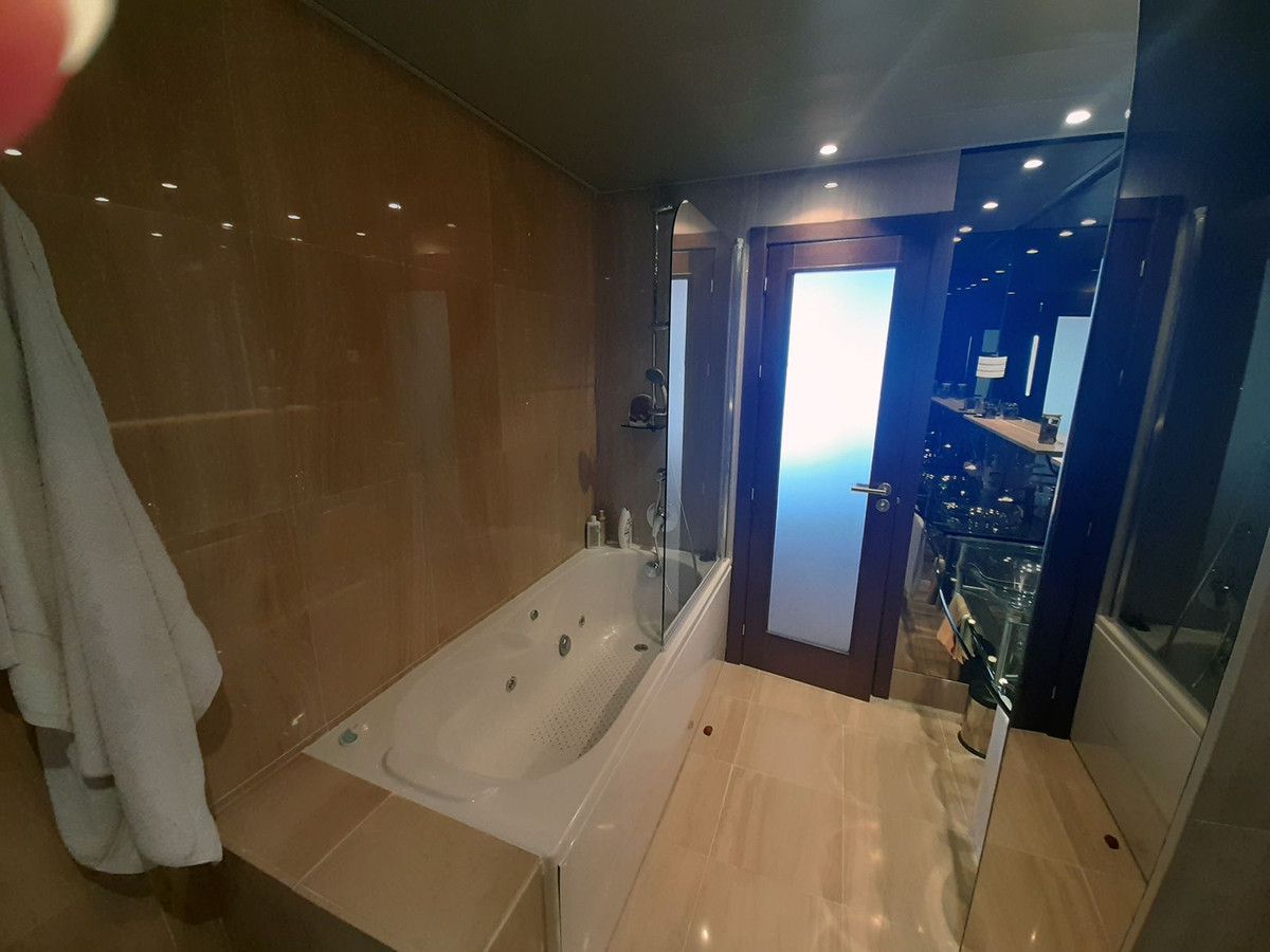 2 Bedroom Apartment in Estepona - Photo 14