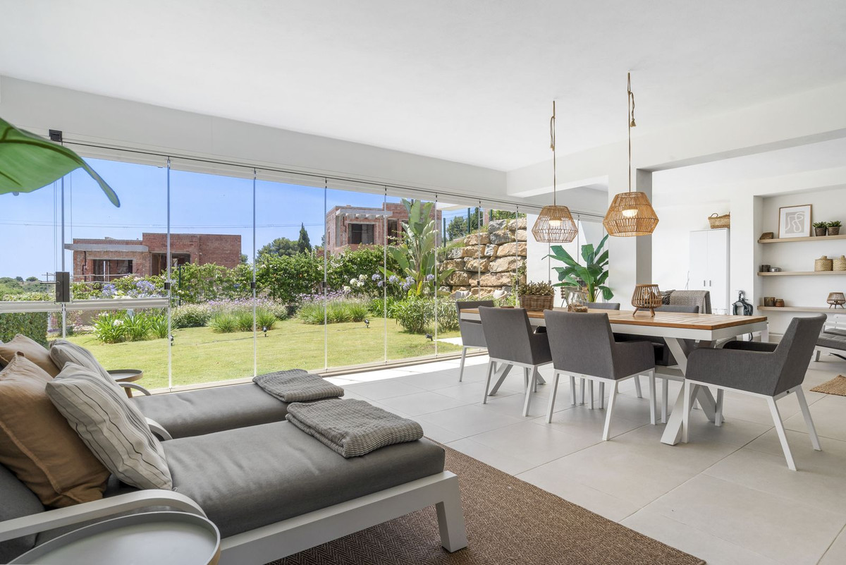 2 Bedroom Apartment in Estepona - Photo 9