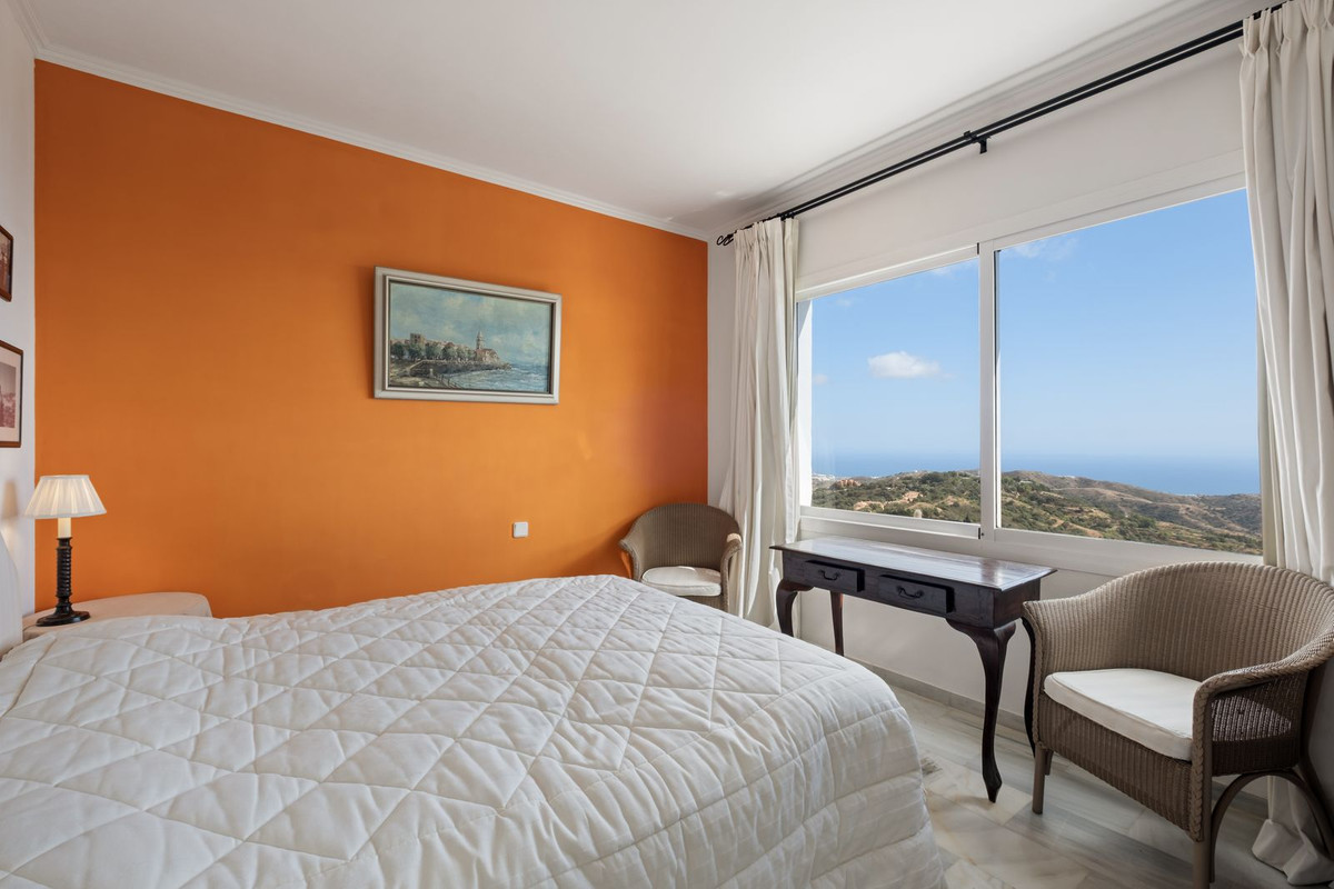 2 Bedroom Apartment in Marbella - Photo 17