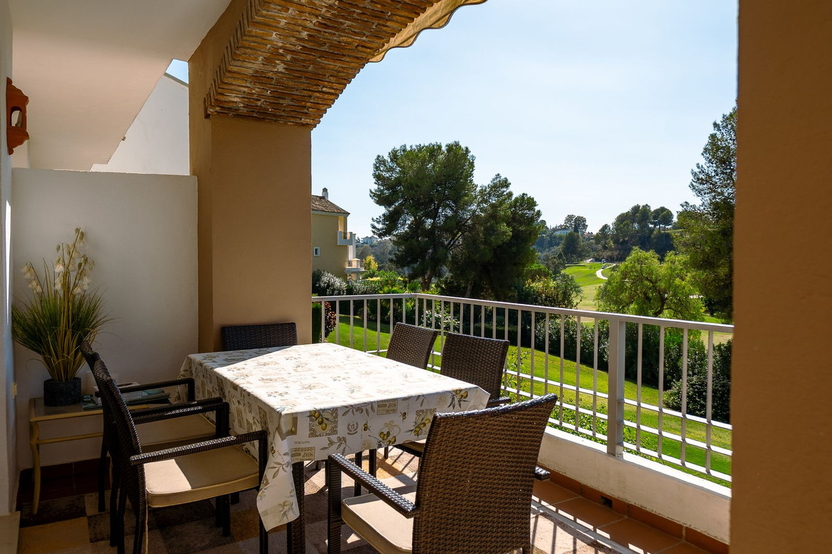 3 Bedroom Apartment in Benahavís - Photo 2