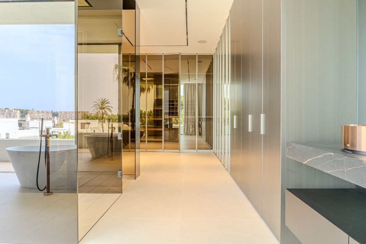4 Bedroom Villa in Marbella - Photo 50