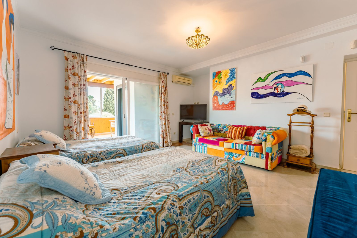 4 Bedroom Villa in San Pedro de Alcántara - Photo 10