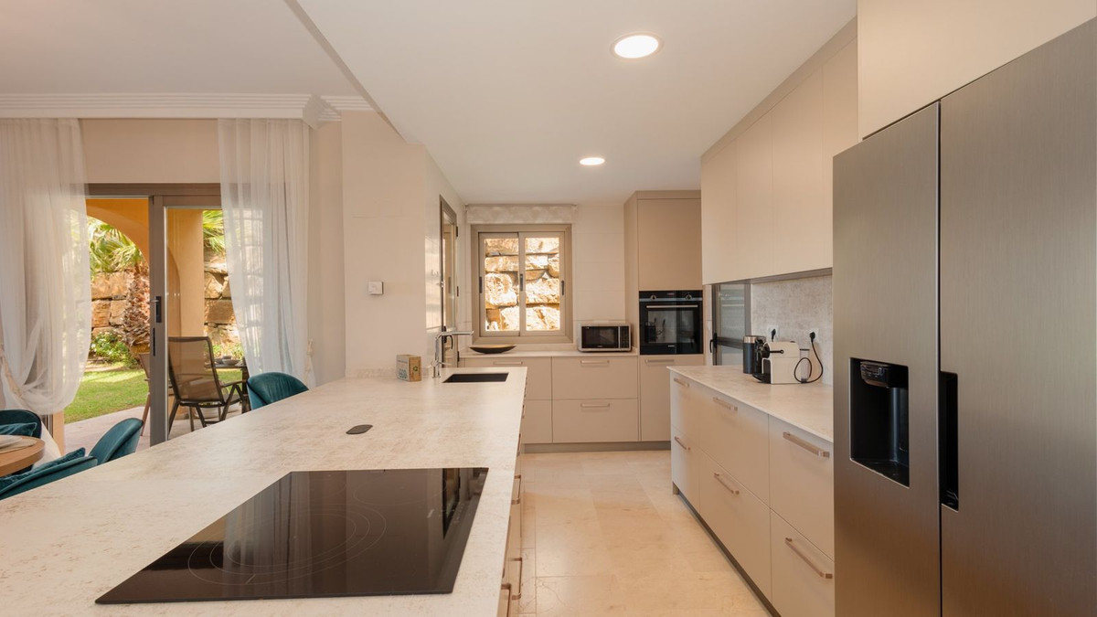 3 Bedroom Apartment in Benahavís - Photo 9