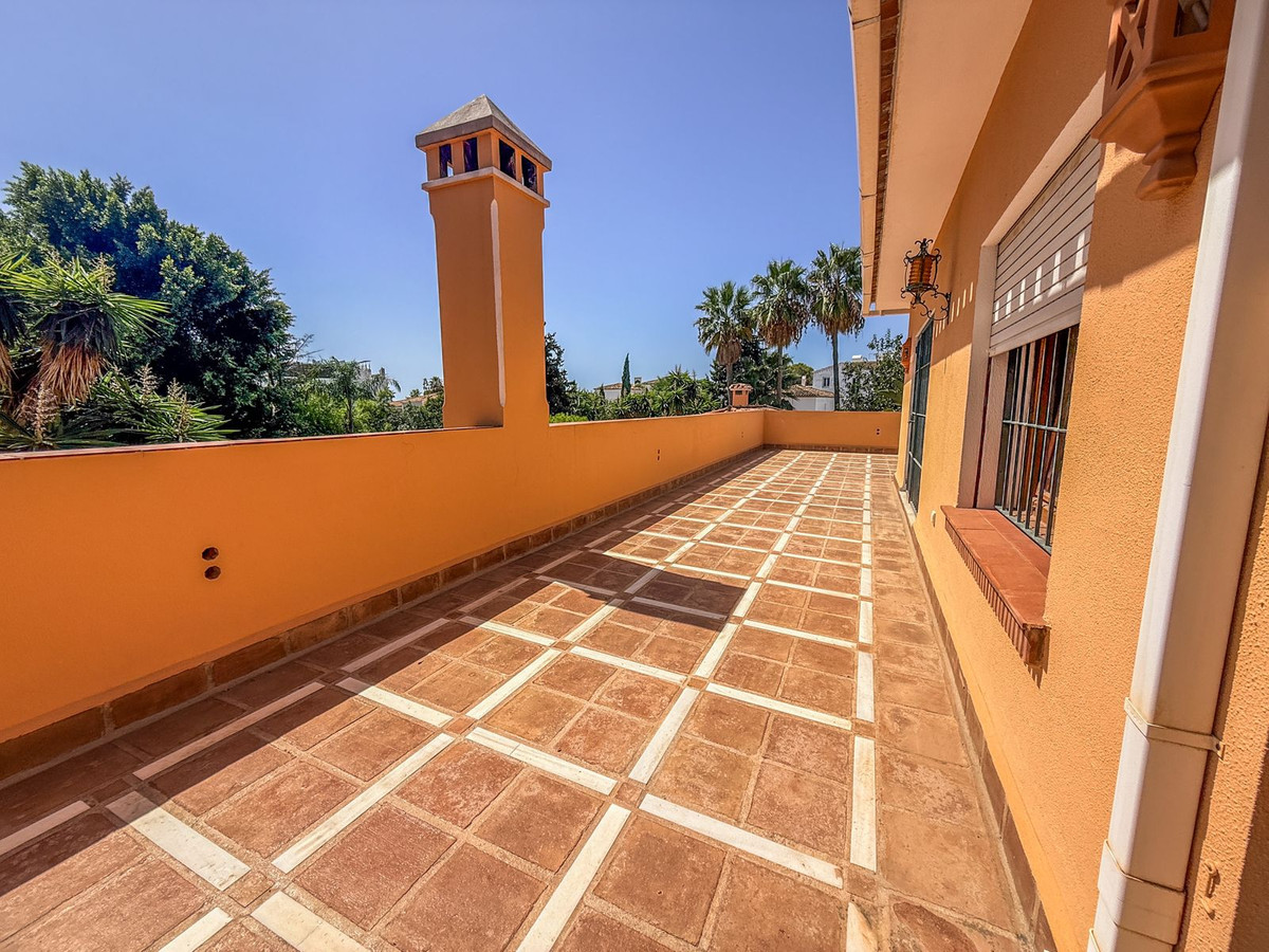 6 Bedroom Villa in Estepona - Photo 36