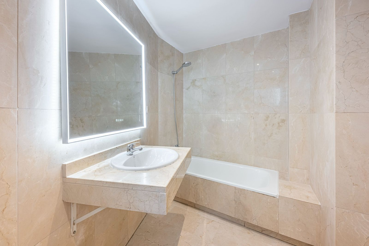2 Bedroom Apartment in Estepona - Photo 25