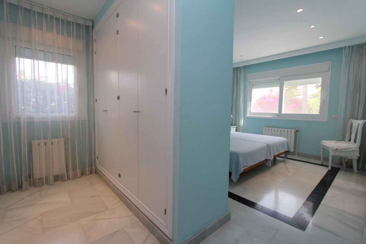 6 Bedroom Villa in San Pedro de Alcántara - Photo 18